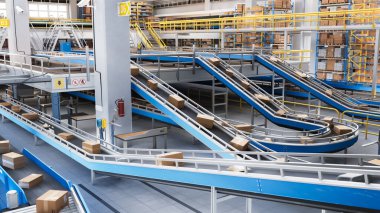 Çalışan Otomatik Taşıma Kayışlı Modern Teslimat Lojistik Deposu Perakende Paketleri, Karton Kutular ve Çevrimiçi Alışveriş Siparişleri Var