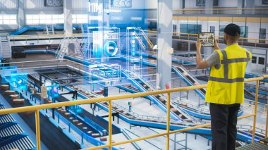 Yüksek Görüş Yelekli Erkek Artırılmış Gerçeklik Uygulaması ile Tablet Kullanıyor. Otomatik kemerli bir Lojistik Merkezi 'nde İşçi İzleme Verimliliği