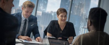 Şirket Ofisi Konferans Odası: Çeşitli Erkek ve Kadın İş Adamları Konuşuyor, İş Fırsatları Tartışıyor, Laptop Kullanılıyor. Çoklu Etnik