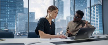 Çeşitli Modern Ofis 'te: Siyahi İşadamı ve Kafkasyalı İş kadınının İş Toplantısı. Uluslararası e-ticaret üzerinde çalışan iş adamları