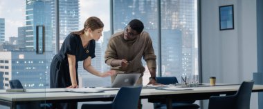 Başarılı bir iş kadını. Büyük şehre tepeden bakan üst kattaki ofiste çalışıyor. İnsani Yatırım Fonu 'nun kadın CEO' su Siyah Erkek Yatırımcı ve