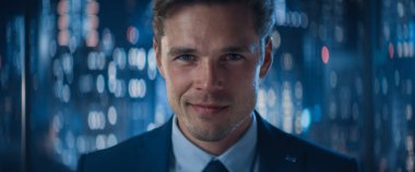 Gece geç saatlerde Gökdelenler ile Büyük Şehir Ofisi 'nde Pencerenin yanındaki şık takım elbiseli yakışıklı beyaz girişimcinin portresi. Erkek CEO.