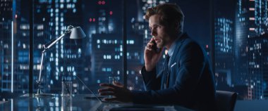 Laptop Bilgisayar 'da çalışan başarılı bir iş adamı ve Akşamları Büyük Şehir Ofisi' nde telefona cevap veren biri. Yatırım Analisti Denetimi