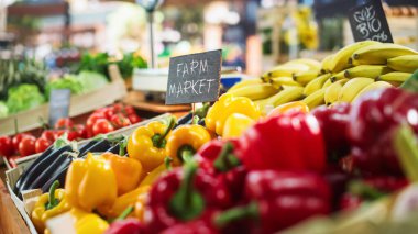 Ekolojik Meyve ve Sebzeli Çiftçi Marketi. Organik Kırmızı ve Sarı Çan Biberleri, Patlıcanlar, Doğal Kimyasal Maddeler