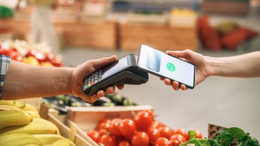 Bir Kredi Kartı Bankacılık Uygulaması ile Güvenli Bağlantı Kurulamayan Çevrimiçi Ödeme Yapan Bir Müşterinin Kapanışı. Modern Alışverişçi Organik Satın Alıyor