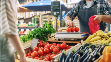 İsimsiz Bir Sokak Satıcısına Olgun Organik Sebze Seçimi 'nde Kadın Alışverişe Yardım Ediyor. Vine Bio 'dan Kadın Satın Alma