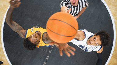 Basketbol Turnuvası Finali: Çeşitli Sarı ve Beyaz Takımlar Maçı Başlatan Zıplama Topu Merkezi 'nde Yarışıyor. Atletik Sporcular Uzanıyor