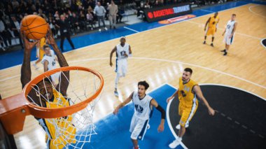 Sinema Koleji Basketbol Turnuvası: Modern Arena 'da İki Başarılı Genç Takım Şampiyonluk Maçı Oynuyor. Heyecanlı Afrikalı Oyuncu Puan Verdi