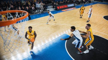 Sinema Koleji Basketbol Turnuvası: Modern Arena 'da İki Başarılı Genç Takım Şampiyonluk Maçı Oynuyor. Heyecanlı Afrikalı Oyuncu Atlama