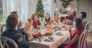 Geleneksel bir hindi rostosuyla yapılan Noel yemeği için Aile ve Arkadaşlar Evlerinde toplanıyor. Oturma odası yaşlılar ve genç yetişkinlerle dolu.