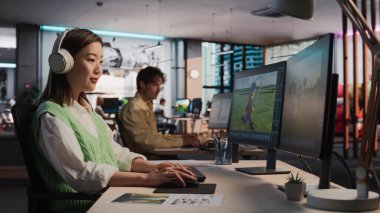 Bayan Asya Oyun Tasarımcısı Masaüstü Bilgisayarı, Eşsiz Dünya ve RPG Video Oyunu için 3D modelleme yazılımları tasarlıyor. Çalışan Kadın