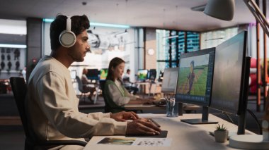 Hint Erkek Oyun Tasarımcısı, 3 boyutlu modelleme yazılımıyla benzersiz karakterler tasarlıyor ve RPG video oyunu için dünya düzenliyor. Erkek