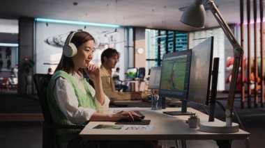 Bayan Asya Oyun Tasarımcısı Masaüstü Bilgisayarı, Eşsiz Dünya ve RPG Video Oyunu için 3D modelleme yazılımları tasarlıyor. Çalışan Kadın