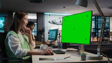 Oyun Tasarım Stüdyosu Ofisinde Yeşil Ekran Kromakeyli Kadın Asya Oyun Programı Kodlaması. Şık Kadın Yapar