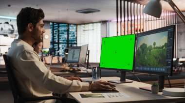 Hint Erkek Oyun Tasarımcısı RPG için Yeşil Ekran Chromakey ile Masaüstü Bilgisayarı kullanarak, 3B Model Yazılım Enmersive World In 3B Model Yazılımını Tasarlıyor