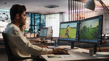 Hint erkek oyun tasarımcısı 3 boyutlu modelleme yazılımlı masaüstü bilgisayarı kullanarak karakterler tasarlıyor ve oyun için dünya düzenliyor. Erkek