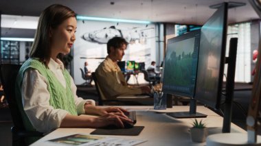 Asyalı Kadın Masaüstü Bilgisayarı ve Tasarımı Kullanıyor 3D Modelleme Yazılım Dünyanın Eşsiz Modelleri ve Çeşitli Ofislerdeki Hayatta Kalma Video Oyunu Karakterleri