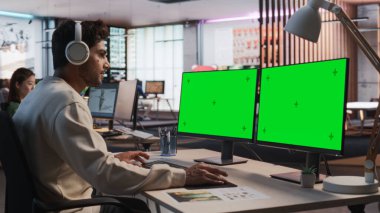 Hint Erkek Oyun Tasarımcısı RPG için Yeşil Ekran Chromakey ile Masaüstü Bilgisayarı kullanarak, 3B Model Yazılım Enmersive World In 3B Model Yazılımını Tasarlıyor