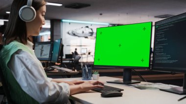 Oyun Geliştirme Stüdyosunda Yeşil Ekran Chromakey ile Masaüstü Bilgisayarında Kadın Asya Oyun Programı Kodlaması. Odaklanmış Kadın Yapar