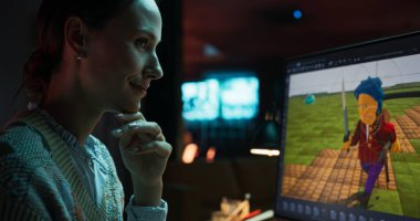 Masaüstü Bilgisayarında Yeni Bir 3D Seviye Üzerinde Çalışan Kadın Video Oyun Tasarımcısının Portresi. Metaverse Odaklanan Kadın ve Tasarım Video Oyunu