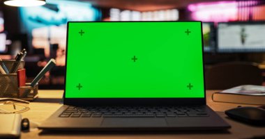 Yeşil Ekranlı Laptop Bilgisayar Tahta Masa Üzerinde Yükseklik Ayarlanabilir Fonksiyonlu. Boş Dekoratif Yaratıcılık Ofisinde Krom Anahtar Görünümü