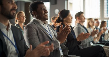 Kalabalık Konferans Salonunda oturan Afrikalı Adam. Siyahi İşadamı İlginç Keynote Dinliyor. Yenilikçi İzleme Uzmanı