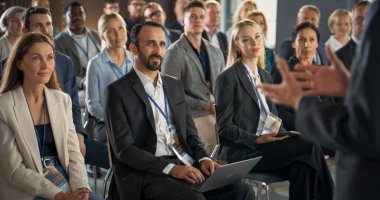 Çevre Uzmanı 'nın farklı iş dünyasının liderlerine sunumu ve jestlerinin özeti. Erkek ve Kadın katılımcılar Dinliyor