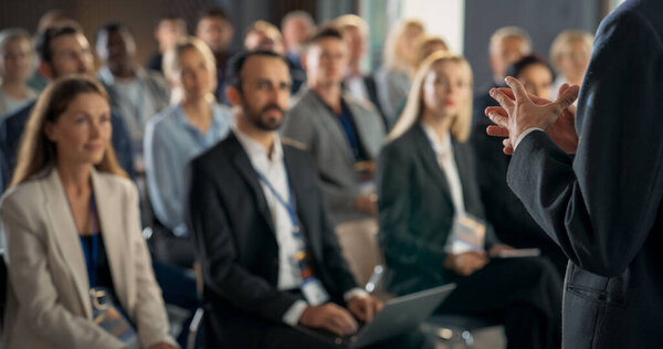 Back View, фокусируйтесь на том, чтобы генеральный директор питчинговал продукт или услугу в комнате, полной разнообразных инвесторов. Деловые люди прислушиваются