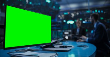 Borsa 'da. Yeşil Ekran Odakta Bilgisayar Uygulaması Görüntüsü. Arka planda çalışan iki tüccar, Finansal ve