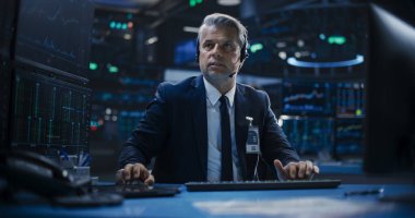 Uluslararası Borsa 'da Çalışan Bir Yetişkin Adamın Portresi: Bir Bilgisayarda Özsermaye Piyasalarını İzleyen Uzman