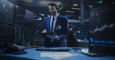 Bir tablet bilgisayarda çalışan, hisse senedi verilerini araştıran, emtiaları ve borsayı analiz eden yakışıklı bir borsa simsarının portresi