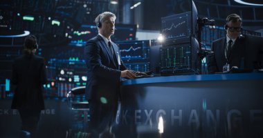 Yakışıklı Orta Çağ Menkul Kıymetler Borsacısı Canlı Açık Artırma, İletişim Satın Alma ve Satma emirlerini Çağrının Diğer Tarafındaki İşletmeciye Veriyor