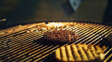 Cızırdayan Burger Patty ve Kızarmış Çörekler Sıcak Izgarada, Açık Mangalın Özünü Epitotize Etmek, Dumanlı Tatlar, ve Dinamik Mutfak Zevki