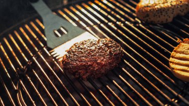 Sulu Burger Patty ve Kızarmış Çörekler Sıcak Izgarada, Açık Hava Barbeküsünün Özünü Yakalıyor, Dumanlı Tatlar ve Dinamik Mutfak Mutfağı