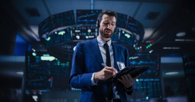 Bir Tablet Bilgisayar, Manipülasyon Şirketi Hisseleri Değerli Teknoloji Yatırımları, Kamu ve Özel Yatırımlar üzerinde çalışan Üretici Borsacı