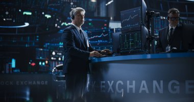 Yakışıklı Orta Çağ Menkul Kıymetler Borsacısı Canlı Açık Artırma, İletişim Satın Alma ve Satma emirlerini Çağrının Diğer Tarafındaki İşletmeciye Veriyor