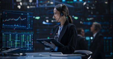 Uluslararası Borsa Salonunda Çalışan Bir Kadın Tüccarın Portresi: Ofiste Tablet Bilgisayar Kullanan Genç Simsar, Satın Alım ve Satım İletişim