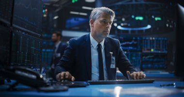 Modern Borsa 'da Döşemede Çalışan Orta Yaşlı Bir Adamın Portresi: Uzman İzleme Listelenen Şirketler ve Fonlar, Birim Güvencesi