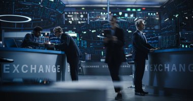 Modern Borsa 'da çalışan Profesyonel Erkek ve Kadın Ticaretçiler Ekibi. Menajerler ve Komisyoncular Satın Alma ve Satma Emri Veriyor