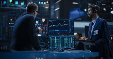 Gerçek zamanlı Finansal Verileri ve Finans Piyasası Durumu Hakkında Raporları Analiz eden İki Başarılı Tüccar. Borsa Profesyonelleri Tartışıyor