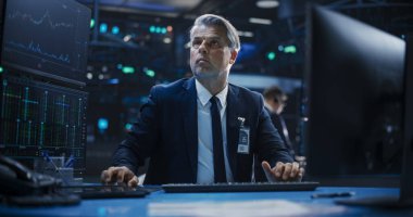 Modern Borsa 'da Döşemede Çalışan Orta Yaşlı Bir Adamın Portresi: Uzman İzleme Listelenen Şirketler ve Fonlar, Birim Güvencesi