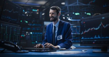 Masaüstü Bilgisayarı 'nda çalışan Mutlu Profesyonel Borsa İşlemcileri. Klavyede Erkek Uzman Daktilo, Mali Piyasa Raporları Analizi