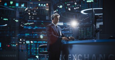 Yakışıklı Orta Çağ Menkul Kıymetler Borsacısı Canlı Açık Artırma, İletişim Satın Alma ve Satma emirlerini Çağrının Diğer Tarafındaki İşletmeciye Veriyor