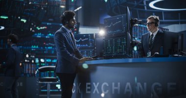 Gerçek zamanlı grafikler, mali raporlar ve piyasa grafikleri olan çok zamanlı çalışma istasyonu olan bir Masaüstü Bilgisayarı Kullanımı Finansal Analizcisi. Kızılderili Tüccar