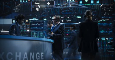 Yakışıklı Menkul Kıymetler Borsacılarıyla Sinematik Portre. Ses Kulaklığı takan, Tablet Bilgisayarları kullanan, İzleyen Profesyoneller