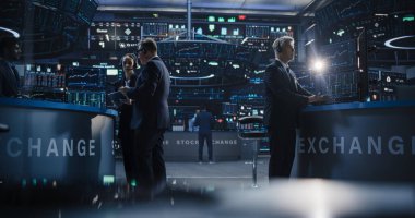 Modern Borsa 'da çalışan Profesyonel Erkek ve Kadın Ticaretçiler Ekibi. Menajerler ve Komisyoncular Satın Alma ve Satma Emri Veriyor