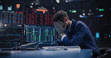 Stresli Borsa Tüccarı Ani Borsa Çöküşünü Engelleyemez. Negatif Ticker 'ın Üzüntüsüyle Borsa Komisyoncusu Mali Kriz Konsepti