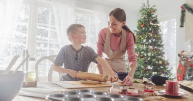 Anne ve Oğul 'un Noel' de Birlikte Pişirme Portresi. Oyuncu Küçük Çocuk ve Annesi Hamur Hazırlıyor ve Zencefilli Kurabiye Yapıyor. Mutlu