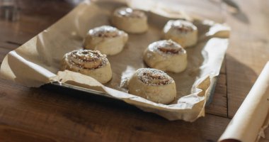 Noel için Aile ve Arkadaşlarla Paylaşmak için Tarçınlı Çörekleri Yakın Çekim. Lezzetli Çörekler Tatil Gecesi Misafirleri İçin Pişiriliyor