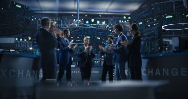 Menkul Kıymetler Borsası Kârlı Yatırım İhalesini Kutlayan Başarılı Borsacılar Ekibi. Çeşitli Uzmanlar ve Varlık Yöneticileri